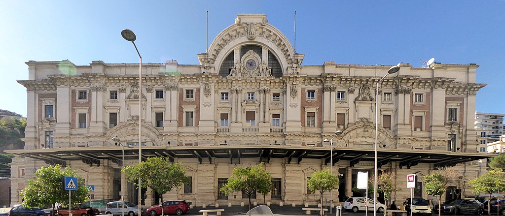 Stazione della metropolitana di Mergellina. A destra sorge il boutique hotel Metro900.