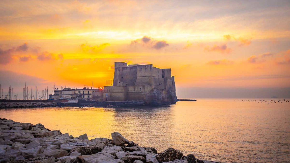Il Castel dell'Ovo di Napoli, visto dal lungomare